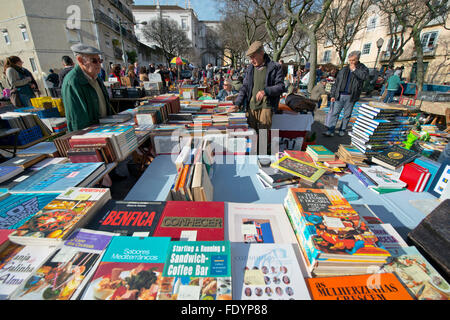 Lissabon, PORTUGAL - 23. Januar 2016: Feira da Ladra, ein Flohmarkt statt zweimal pro Woche zieht Einheimische und Touristen in der Alfama. Stockfoto