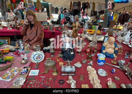 Lissabon, PORTUGAL - 23. Januar 2016: Feira da Ladra, ein Flohmarkt statt zweimal pro Woche zieht Einheimische und Touristen in der Alfama. Stockfoto