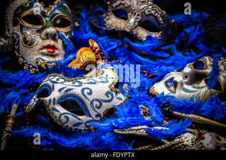 Eine Gruppe von Venedig, Karneval Maske oder Verkleidung auf einem Feder-Hintergrund Stockfoto