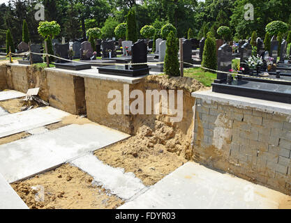 Grabsteine und neue Orte für Krypten auf dem öffentlichen Friedhof Stockfoto