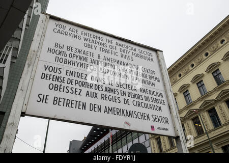 Ein Schild Warnung Volk, das sie sind jetzt in den amerikanischen Sektor in Berlin, am "Checkpoint Charlie". Stockfoto