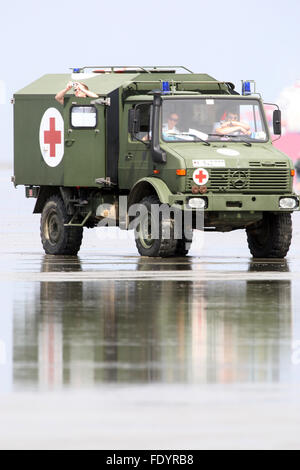 Cuxhaven, Deutschland, Krankenwagen Bundeswehr im Wattenmeer Stockfoto