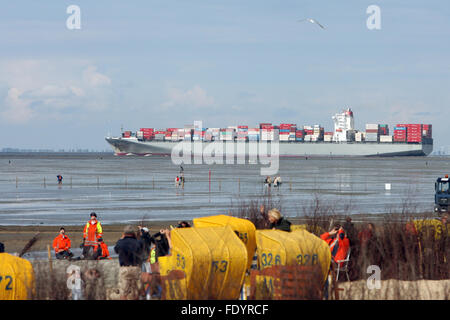 Cuxhaven, Deutschland, geladenen Container-Schiff vor der Küste Stockfoto