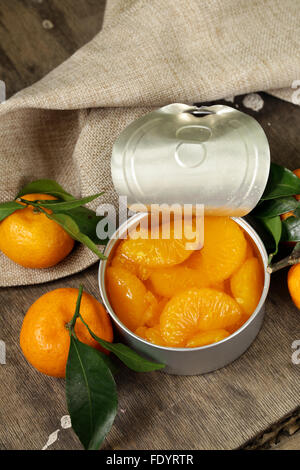 natürliche Bio Dosen Mandarin (Orange) in Sirup Stockfoto