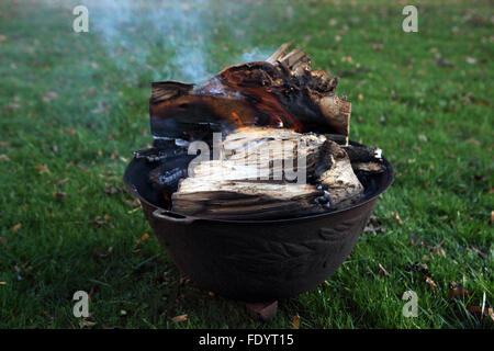 Rügen, Deutschland, Lagerfeuer in einer Metallschale Stockfoto