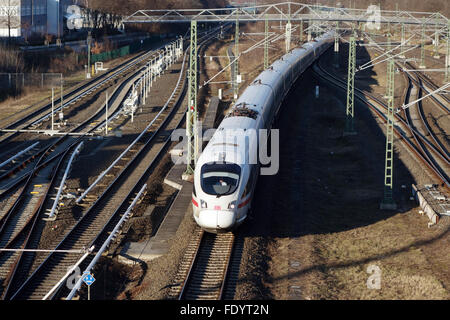 Berlin, Deutschland, Eisenbahnschienen und ICE 3 der Deutschen Bahn AG betrieben Stockfoto