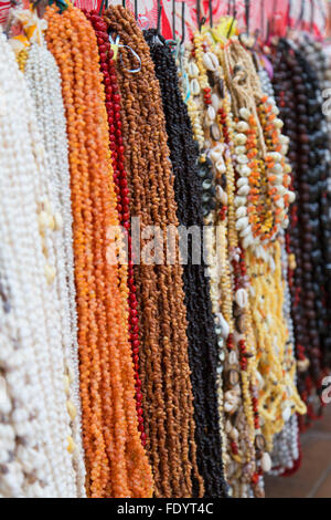 Muschelketten in Marche de Pape'ete (Pape'ete Markt), Pape'ete, Tahiti, Französisch-Polynesien Stockfoto