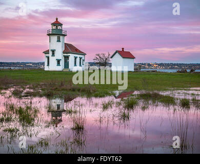 Maury-Vashon Island, WA: Point Robinson Lighthouse reflektiert in einem kleinen Teich bei Sonnenuntergang Stockfoto