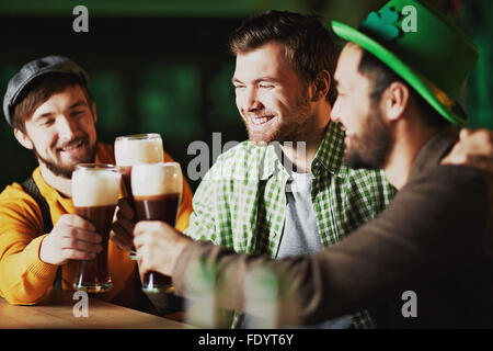 Glückliche Männer St. Patrick Tag in Taverne Stockfoto