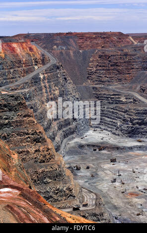 Western Australia Super Pit Gold mine in Kalgoorlie - Boulder Stadt öffnen. Vertikale Ansicht von tief gegraben von unten nach oben zu öffnen Mine Loch Stockfoto