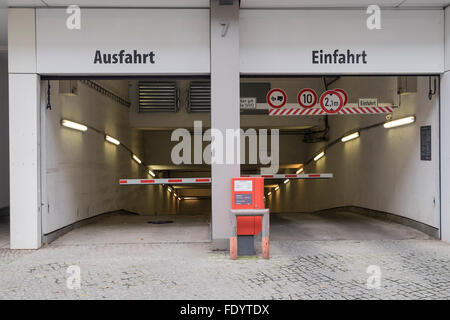 Eingang und Ausgang zu einer Tiefgarage in Berlin, Deutschland. Stockfoto