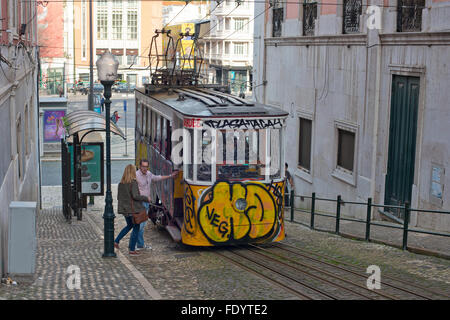 Lissabon, PORTUGAL - Januar 23: Traditionelle Straßenbahn durch die Straßen von Lissabon am 23. Januar 2016 in Lissabon, Portugal. Stockfoto