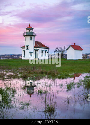 Maury-Vashon Island, WA: Point Robinson Lighthouse reflektiert in einem kleinen Teich bei Sonnenuntergang Stockfoto