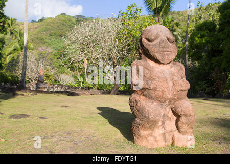 Statue am Marae Arahurahu, Pa'ea, Tahiti, Französisch-Polynesien Stockfoto