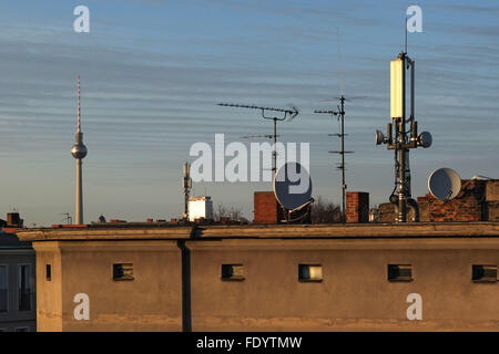 Berlin, Deutschland, Funkmasten, Antennen und Sat-Schüsseln auf dem Dach Stockfoto