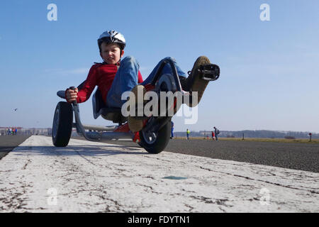 Berlin, Deutschland, setzt sich Young mit einem Liegerad auf dem Tempelhof Field Stockfoto