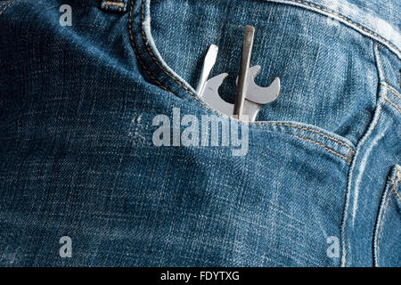 Werkzeuge in der Tasche der jeans Stockfoto