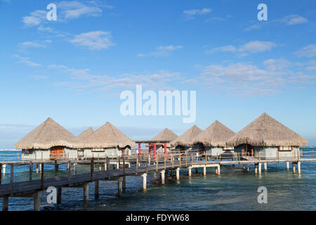 Overwater Bungalows im Hotel Le Meridien Tahiti, Pape'ete, Tahiti, Französisch-Polynesien Stockfoto