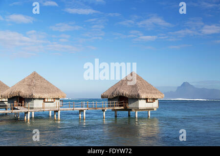 Overwater Bungalows im Hotel Le Meridien Tahiti, Pape'ete, Tahiti, Französisch-Polynesien Stockfoto