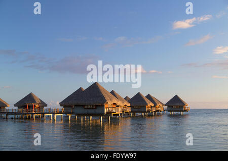 Overwater Bungalows im Hotel Le Meridien Tahiti, Pape'ete, Tahiti, Französisch-Polynesien Stockfoto