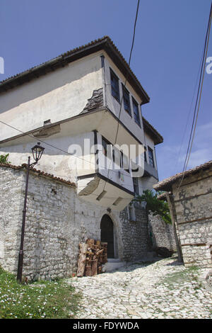 Osmanische Haus in Kala, das Schloss der weißen Stadt Berat, Albanien Stockfoto