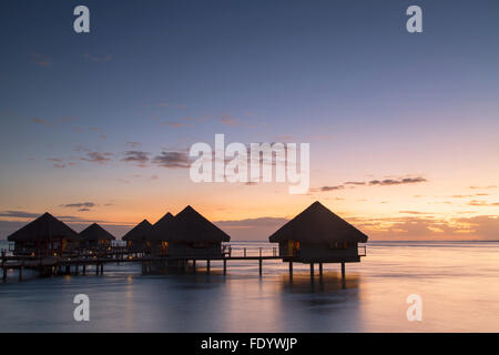 Overwater Bungalows im Le Meridien Tahiti Hotel bei Sonnenuntergang, Pape'ete, Tahiti, Französisch-Polynesien Stockfoto