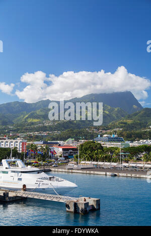 Boot im Hafen, Pape'ete, Tahiti, Französisch-Polynesien Stockfoto