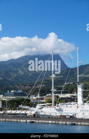 Kreuzfahrtschiff im Hafen, Pape'ete, Tahiti, Französisch-Polynesien Stockfoto