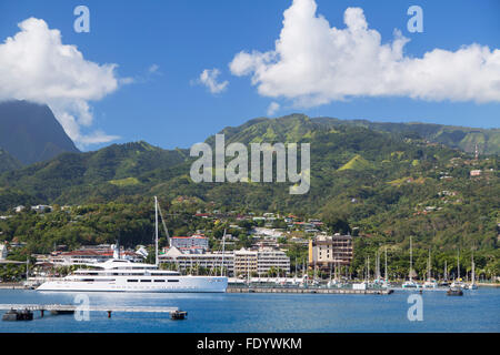 Yacht im Hafen, Pape'ete, Tahiti, Französisch-Polynesien Stockfoto
