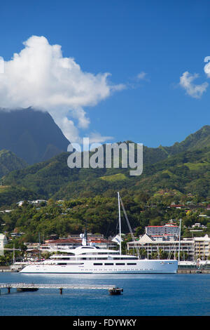 Yacht im Hafen, Pape'ete, Tahiti, Französisch-Polynesien Stockfoto