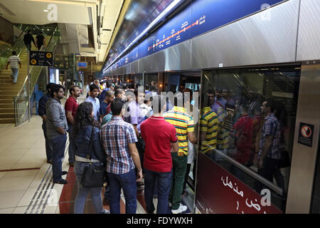 Dubai, Vereinigte Arabische Emirate, gehen die Leute in einer u-Bahn Stockfoto