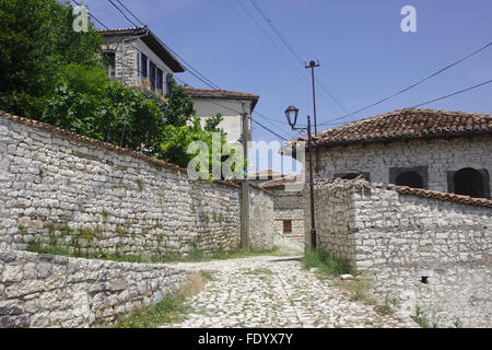 Straße in Kala, das Schloss der weißen Stadt Berat in Albanien Stockfoto