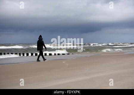 Kolberg, Polen, läuft Frau im regnerischen Wetter alleine am Strand entlang Stockfoto