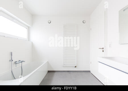Moderne weiße Badezimmer-Interieur Stockfoto