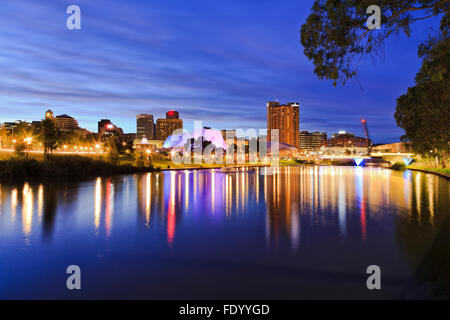 Panoramablick über Adelaide CBD reflektieren noch Torrens Flusswasser mit hellen Lichtern und Beleuchtung Stockfoto