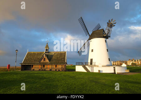 Die Mühle bei Lytham an der Fylde coast in Lancashire ist eine lokale Sehenswürdigkeiten und beliebte Touristenattraktion Stockfoto