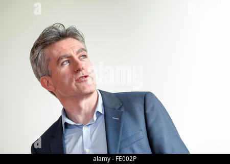 Ryanair CFO Neil Sorahan hält eine Pressekonferenz über Ryanair dritten Quartal ergibt sich für den Zeitraum endete 31. Dezember 2015 Stockfoto