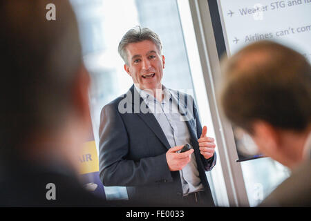 Ryanair CFO Neil Sorahan hält eine Pressekonferenz über Ryanair dritten Quartal ergibt sich für den Zeitraum endete 31. Dezember 2015 Stockfoto