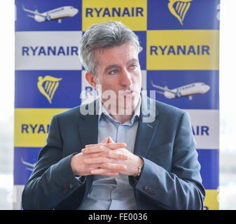 Ryanair CFO Neil Sorahan hält eine Pressekonferenz über Ryanair dritten Quartal ergibt sich für den Zeitraum endete 31. Dezember 2015 Stockfoto