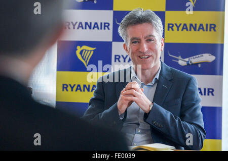 Ryanair CFO Neil Sorahan hält eine Pressekonferenz über Ryanair dritten Quartal ergibt sich für den Zeitraum endete 31. Dezember 2015 Stockfoto