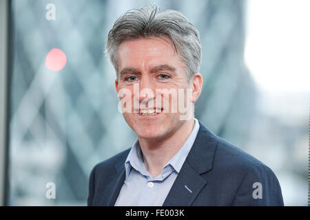 Ryanair CFO Neil Sorahan hält eine Pressekonferenz über Ryanair dritten Quartal ergibt sich für den Zeitraum endete 31. Dezember 2015 Stockfoto