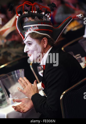 Vizepräsident Harald Anton "Toni" Schumacher trägt ein Kostüm während des 1. FC Köln Karneval treffen in Köln, Deutschland, 2. Februar 2016. Foto: Henning Kaiser/dpa Stockfoto