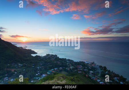 Blick von Papetoai bei Sonnenuntergang, Mo'orea, Gesellschaftsinseln, Französisch-Polynesien Stockfoto