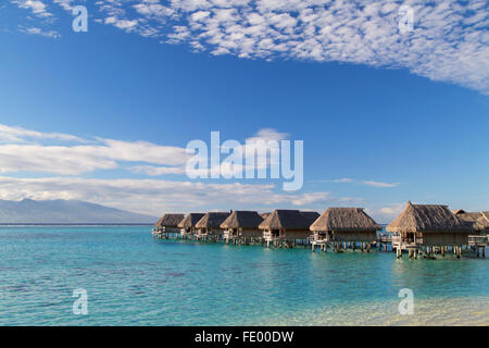 Wasserbungalows des Sofitel Hotel, Moorea, Gesellschaftsinseln, Französisch-Polynesien Stockfoto