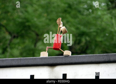 Berlin, Deutschland, Street-Yogi auf einem Straßenschild Stockfoto