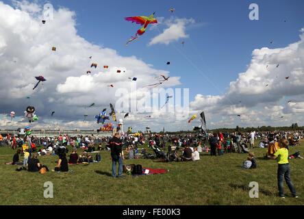 Berlin, Deutschland, Menschen auf dem Festival der Giganten-Drachen auf dem Tempelhof Field Stockfoto