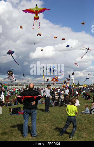 Berlin, Deutschland, Menschen auf dem Festival der Giganten-Drachen auf dem Tempelhof Field Stockfoto