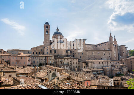 Skyline mit Palazzo Ducale in Urbino, Italien. Stockfoto