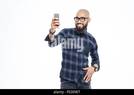 Fröhliche kahlköpfige junge afroamerikanische Mann mit Bart in Gläsern lächelnd und nehmen selfie Stockfoto