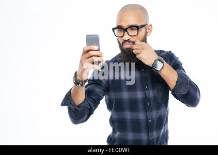 Attraktive kahlköpfige afroamerikanische Mann in Gläsern berühren Schnurrbart und nehmen selfie Stockfoto